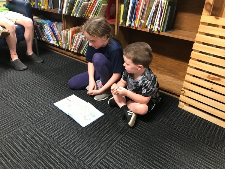 5th grade students reading to pre-K